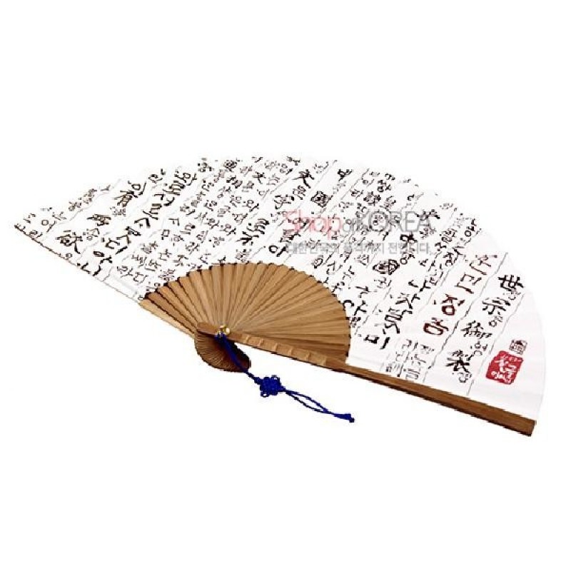 대나무살과 흰 종이로 구성된 부채, 훈민정음 언해 서예 문양과 붉은 낙관, 청색 매듭 술 장식. 대나무살과 흰 종이로 구성된 부채, 훈민정음 언해 서예 문양과 붉은 낙관, 청색 매듭 술 장식.