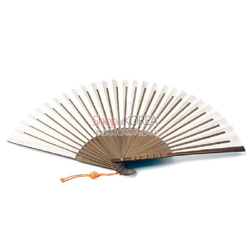나뭇살과 흰 종이로 구성된 전통 접이식 부채, 밝은 목재 색감과 주황 매듭 장식이 특징인 디자인.