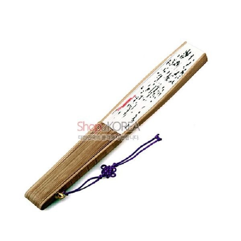 나무 재질 살대에 흰색 패널을 더해 검은 먹선 훈민정음 캘리그래피를 새긴 부채형 장식, 보라색 매듭 끈 포인트.