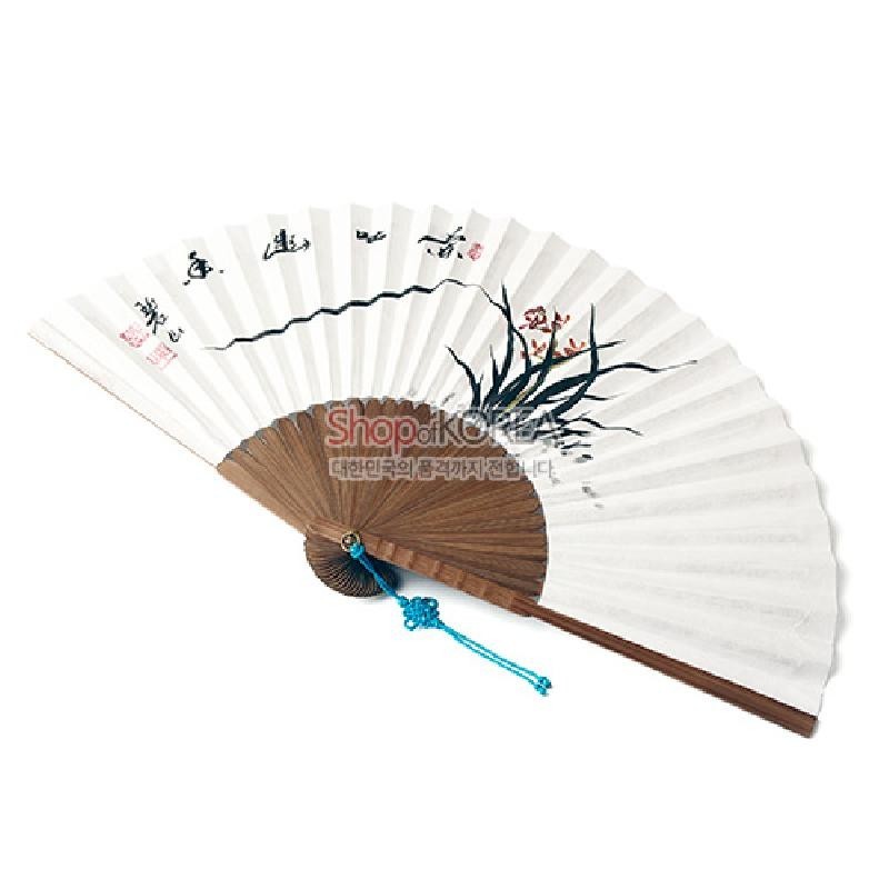 나무 살대와 흰 한지에 수묵 난초와 서예 문양을 그린 접선, 청색 매듭 장식이 돋보이는 부채.