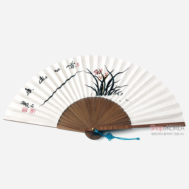 대나무 살에 흰 종이 부채살을 붙이고 수묵 채색 난초와 한자 서예, 붉은 낙관을 더한 전통 오죽선.
