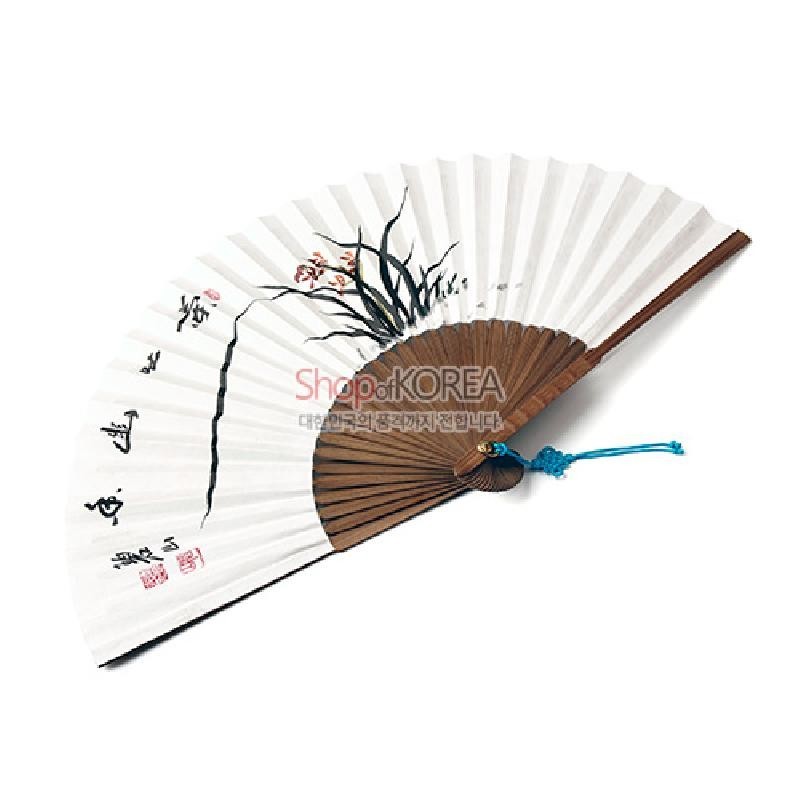 대나무 살과 흰 한지로 구성된 접선, 수묵채색 난초와 한자 서예, 청색 매듭끈 장식이 특징인 전통 부채.