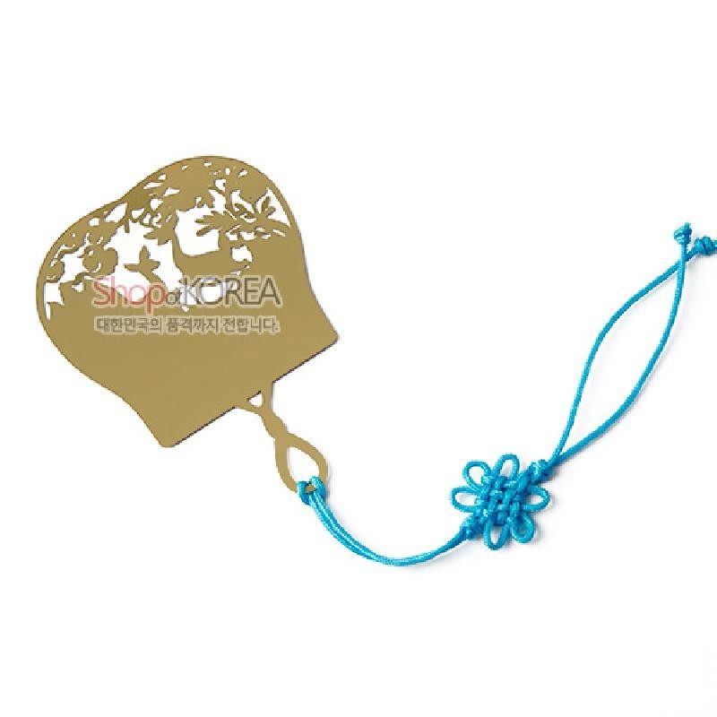 금장 금속 재질의 부채 모양에 사슴과 나뭇가지 투각 문양이 새겨지고 청색 매듭 장식 끈이 연결된 책갈피.