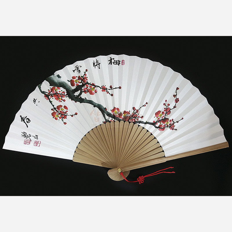 대나무 살과 흰 종이 위에 수묵채색 매화 가지와 붉은 매화꽃 문양이 그려진 접이식 부채.