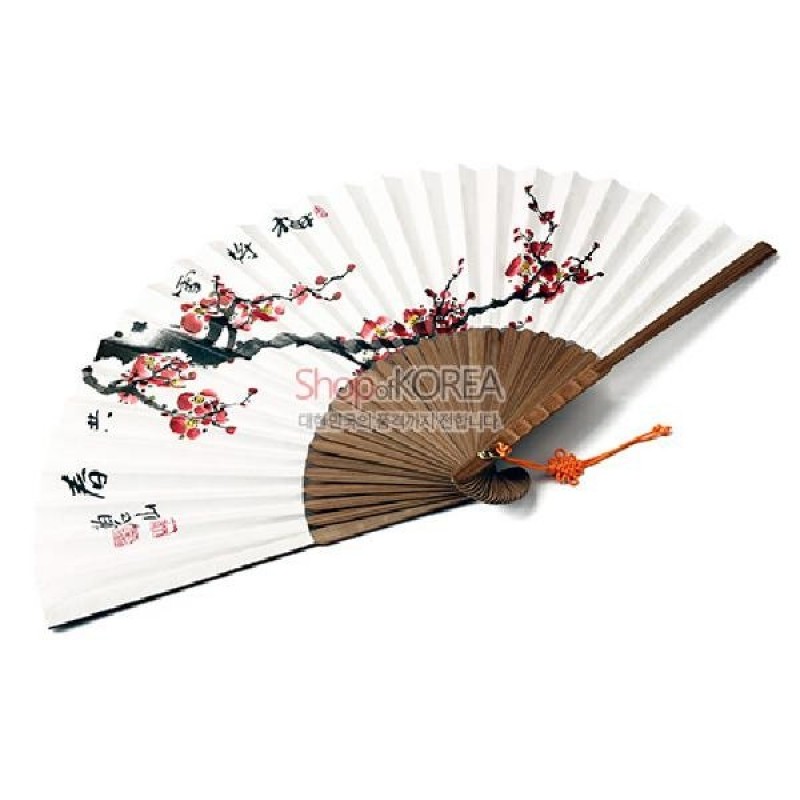 대나무 살과 흰 종이 위에 수묵채색 매화 가지와 한글·한자 서예가 어우러진 접이식 부채.