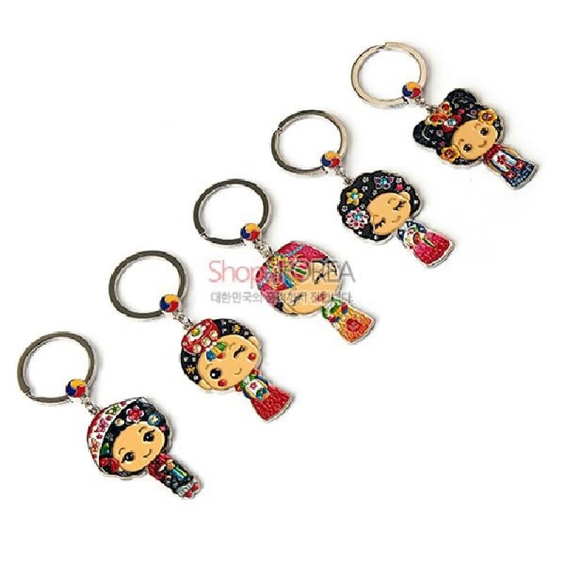 금속 재질에 붉은색·파란색 등 칼라 에나멜로 채색된 한복 인형 모양, 태극 무늬 장식이 더해진 열쇠고리 5종 세트.