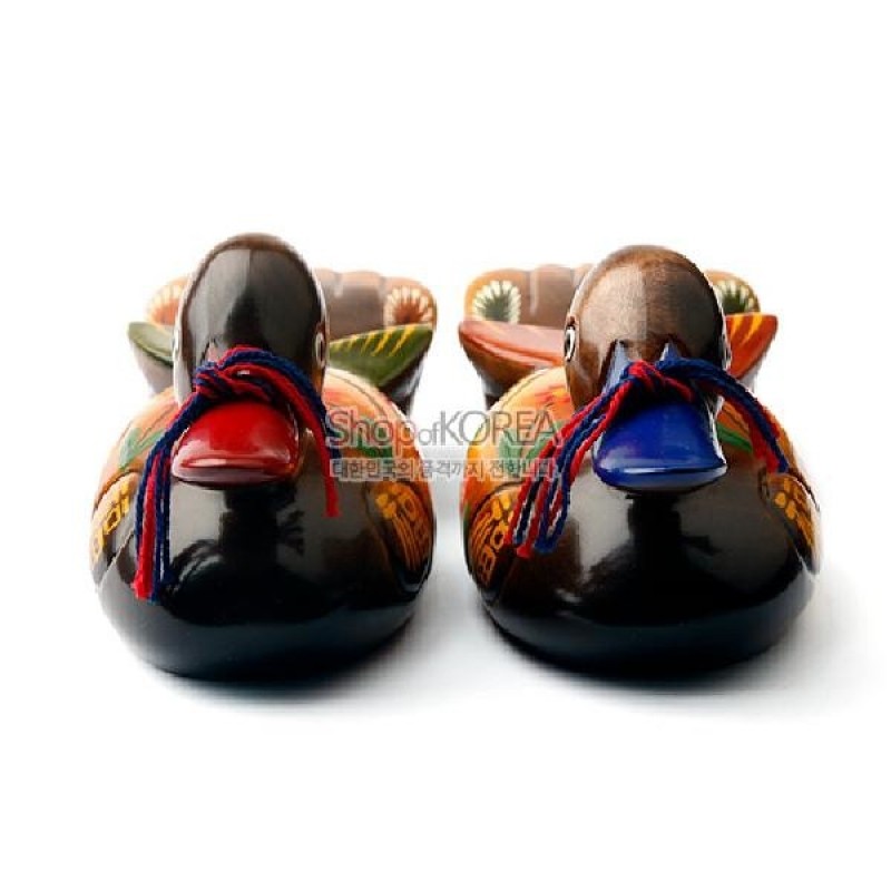 나무 재질에 옻칠한 후 화려한 채색으로 꽃무늬를 넣고, 부리에 색동 끈을 두른 꽃원앙 한쌍 목각장식.