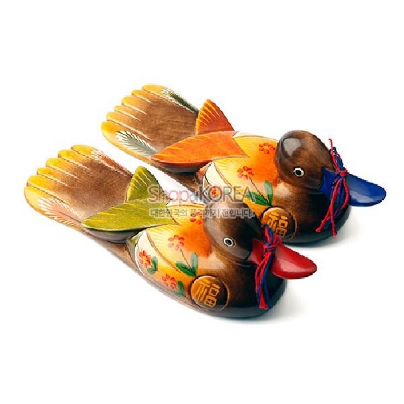 나무 재질에 채색 기법으로 표현된 꽃무늬와 복자 문양, 붉은 끈 장식이 특징인 원앙 목각 장식.