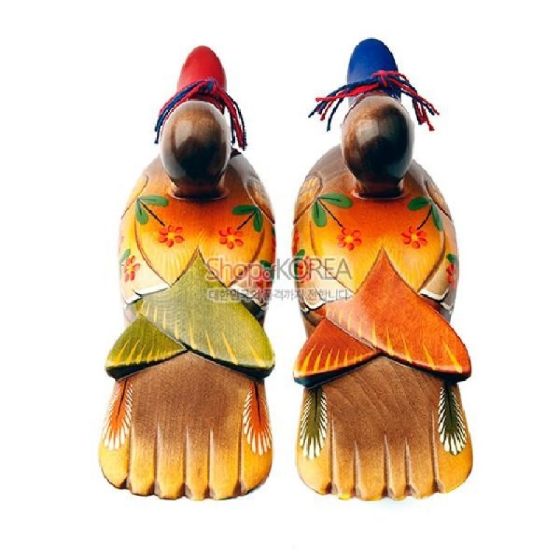 나무 재질에 채색 기법을 사용한 원앙 한 쌍 목각 장식, 꽃무늬와 적·청색 갓 장식이 돋보이는 전통 문양 조각품.