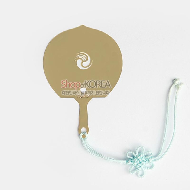 금속 재질 부채 모양에 태극 문양이 양각된 금장 책갈피와 연한 민트색 전통 매듭 장식 끈 구성이 특징인 디자인.