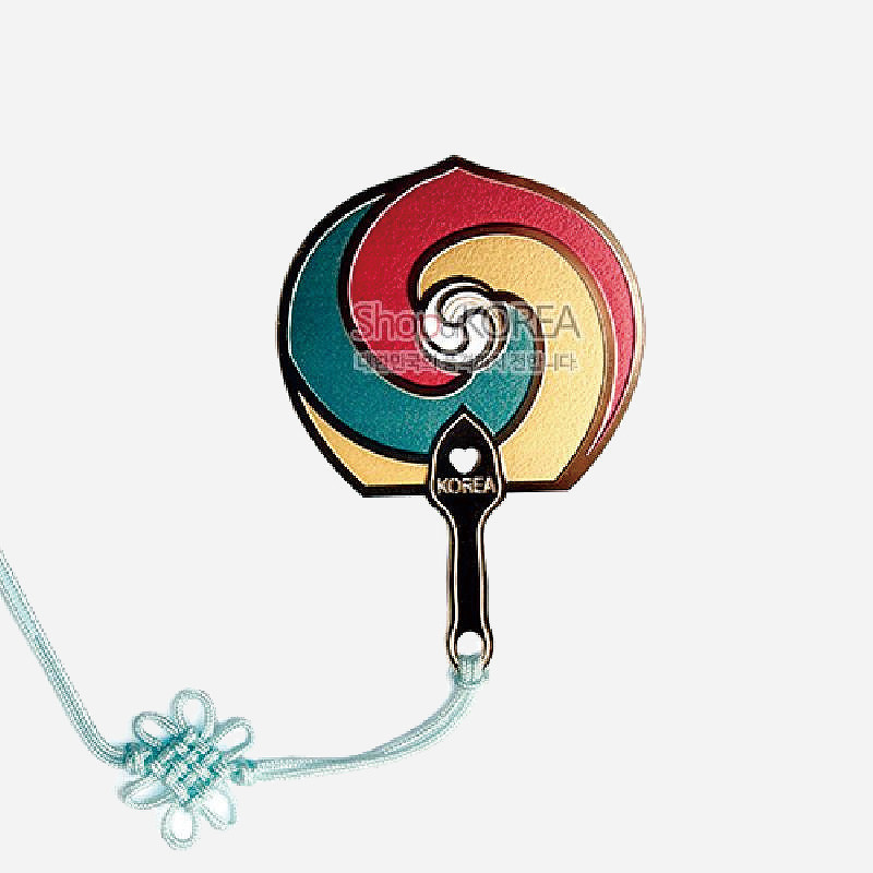 금속 재질에 붉은색·청록색·황금색 태극부채 문양을 에나멜 채색하고, 손잡이에 하트 장식과 연한 민트색 매듭끈을 더한 책갈피.