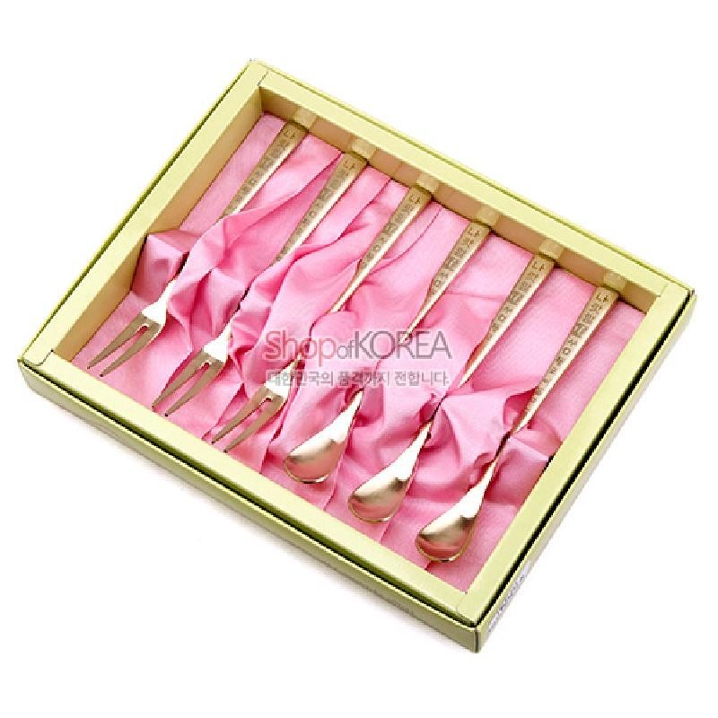 티타늄 소재의 금속 티스푼과 포크 손잡이에 훈민정음 글자 문양을 새긴 6p 세트 구성.