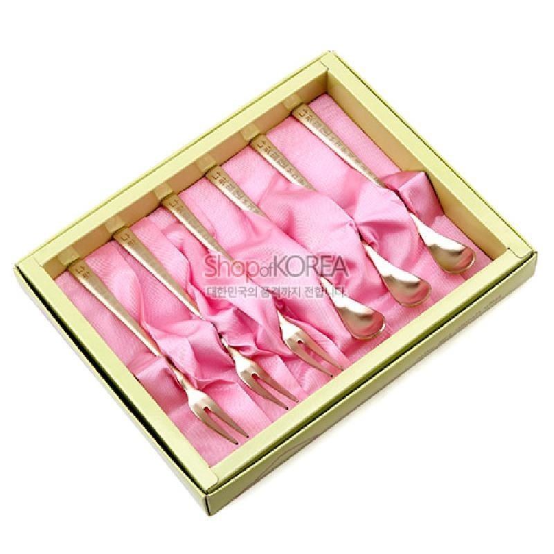 티타늄 소재 손잡이에 훈민정음 문양이 새겨진 티스푼과 포크 6p 세트, 핑크색 패브릭 내장 케이스 구성.