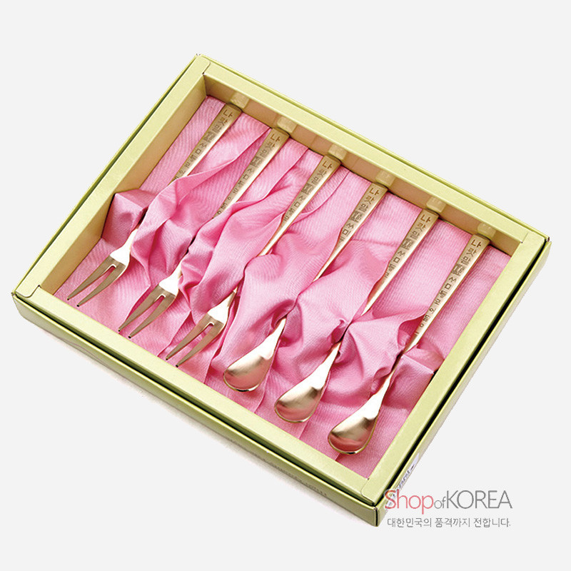 티타늄 소재 손잡이에 훈민정음 글자 문양이 새겨지고 분홍색 패브릭 안감이 대어진 6p 티스푼·디저트포크 세트.