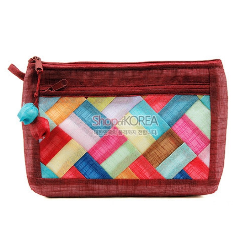 적갈색 모시를 기본으로 한 바탕에 여러 색 모시 조각을 전통 조각보 기법으로 사선 배치한 파우치.