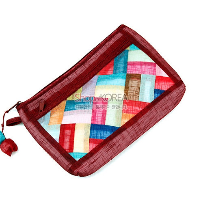 모시 소재에 다채로운 색상의 조각보 누비 기법을 적용한 적갈색 테두리 지퍼 파우치. 모시 소재에 다채로운 색상의 조각보 누비 기법을 적용한 적갈색 테두리 지퍼 파우치.