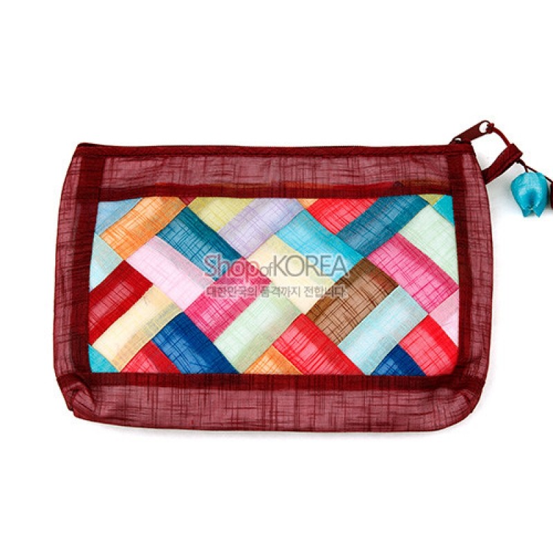적갈색 모시로 테두리를 두르고 다채로운 색상의 조각보 누비 패턴을 배치한 지퍼 파우치. 적갈색 모시로 테두리를 두르고 다채로운 색상의 조각보 누비 패턴을 배치한 지퍼 파우치.
