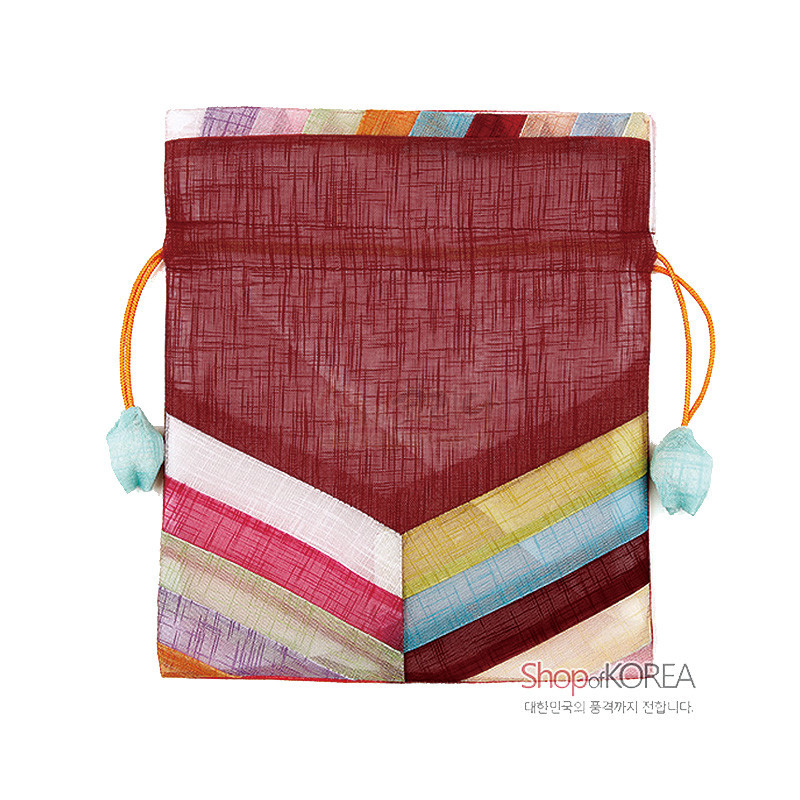 적색 모시 바탕에 색동 패치워크 단 처리와 노란 끈, 민트색 매듭 장식이 어우러진 전통 복주머니.