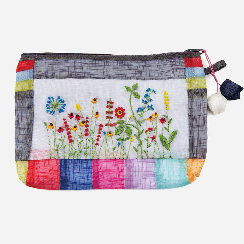 흑색 모시 테두리에 알록달록한 모시 조각과 들꽃 야생화 자수 문양이 어우러진 지퍼 파우치.