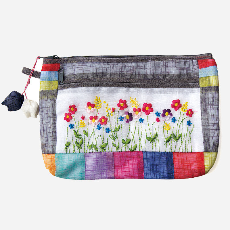 모시 소재에 다채로운 색실로 들꽃 야생화 자수를 놓고, 배색 모시 조각을 누빔 배치한 지퍼 파우치.