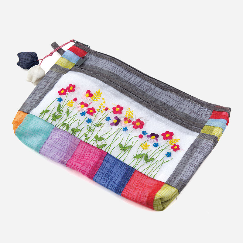 모시 소재에 야생화 자수와 오방색 배색 천을 덧댄 지퍼 장식 파우치.