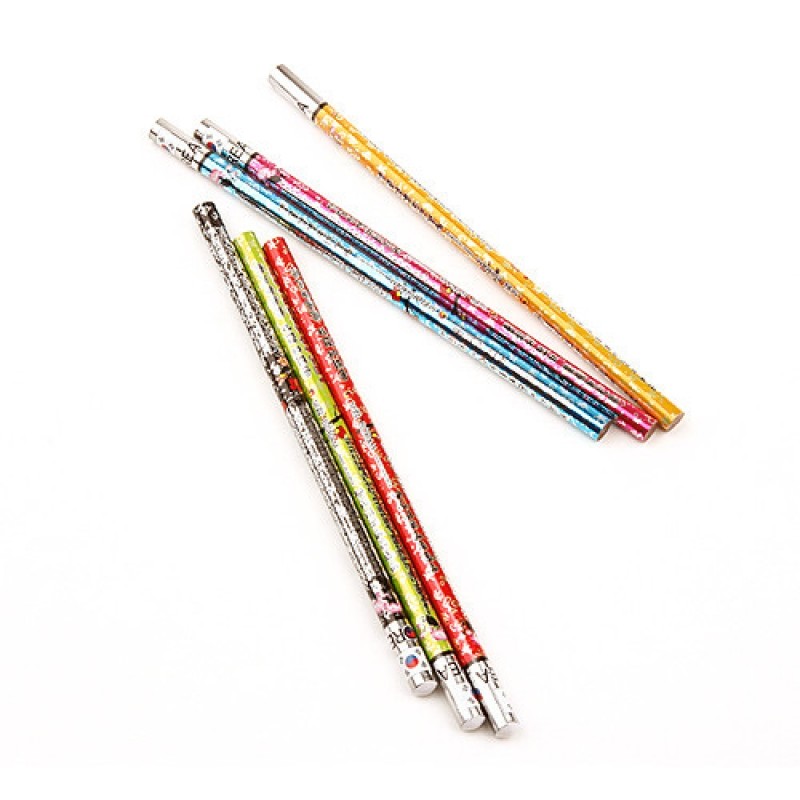 훈민정음 글자와 꽃 문양이 인쇄된 다채로운 색상의 연필 6종 세트. 훈민정음 글자와 꽃 문양이 인쇄된 다채로운 색상의 연필 6종 세트.