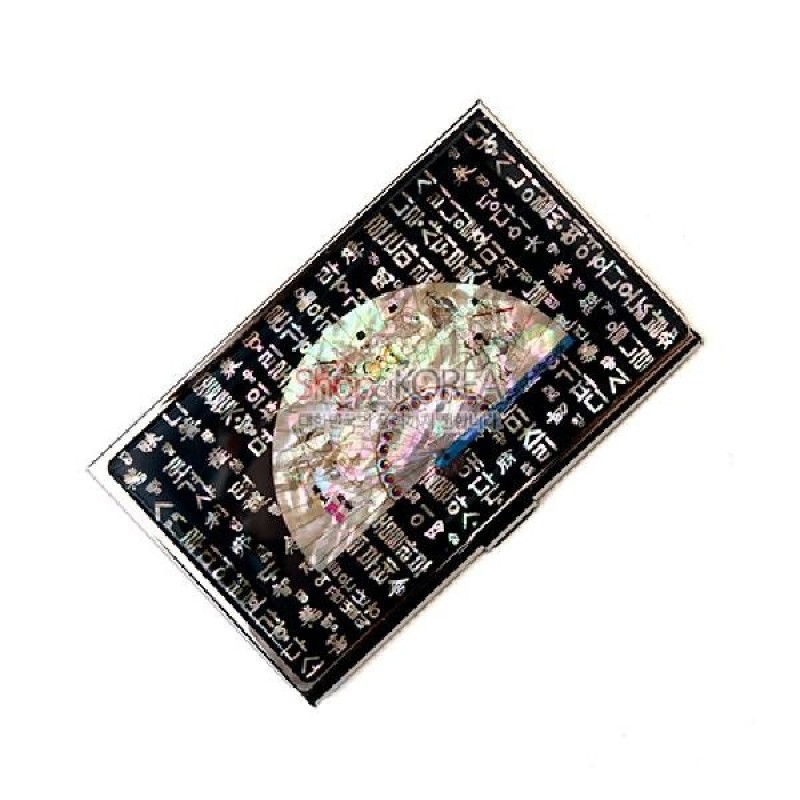 검은 바탕에 훈민정음 한글 글자 문양을 넣고, 자개 부채 모양 상감 장식을 더한 금속 명함집.