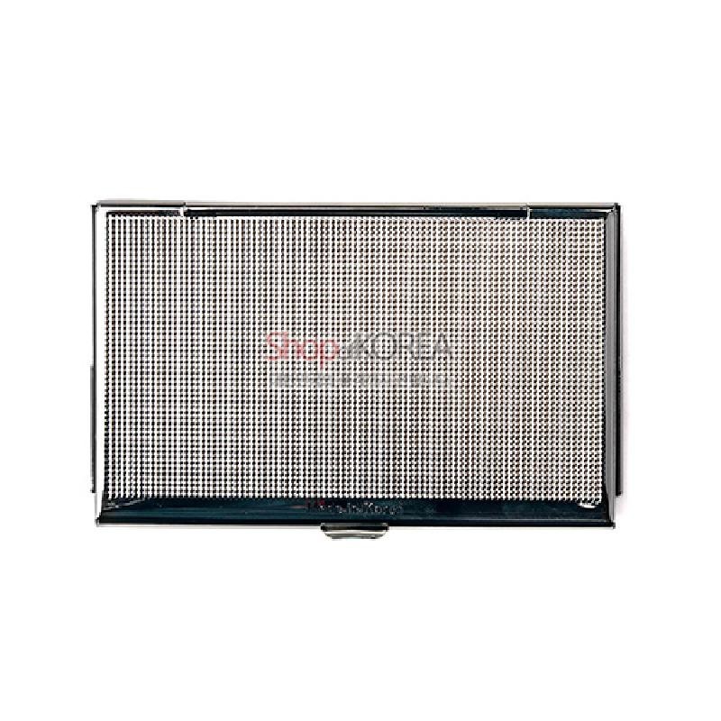 은색 금속 재질에 세밀한 점선 패턴으로 장식된 직사각형 명함집.