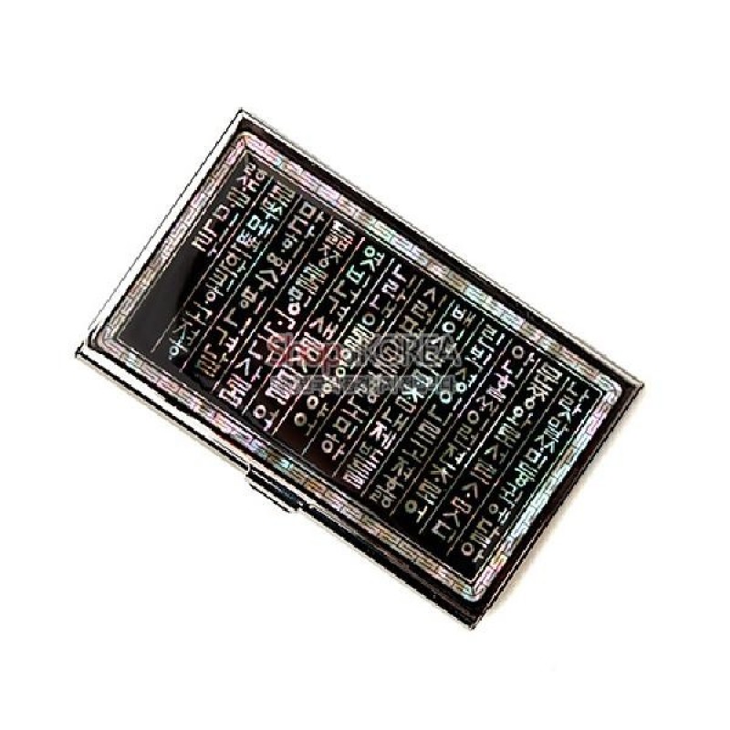 자개 상감 기법으로 제작된 금속 명함집, 흑색 바탕에 한글 훈민정음 글귀 문양과 오묘한 빛의 자개 테두리가 특징인 디자인. 자개 상감 기법으로 제작된 금속 명함집, 흑색 바탕에 한글 훈민정음 글귀 문양과 오묘한 빛의 자개 테두리가 특징인 디자인.