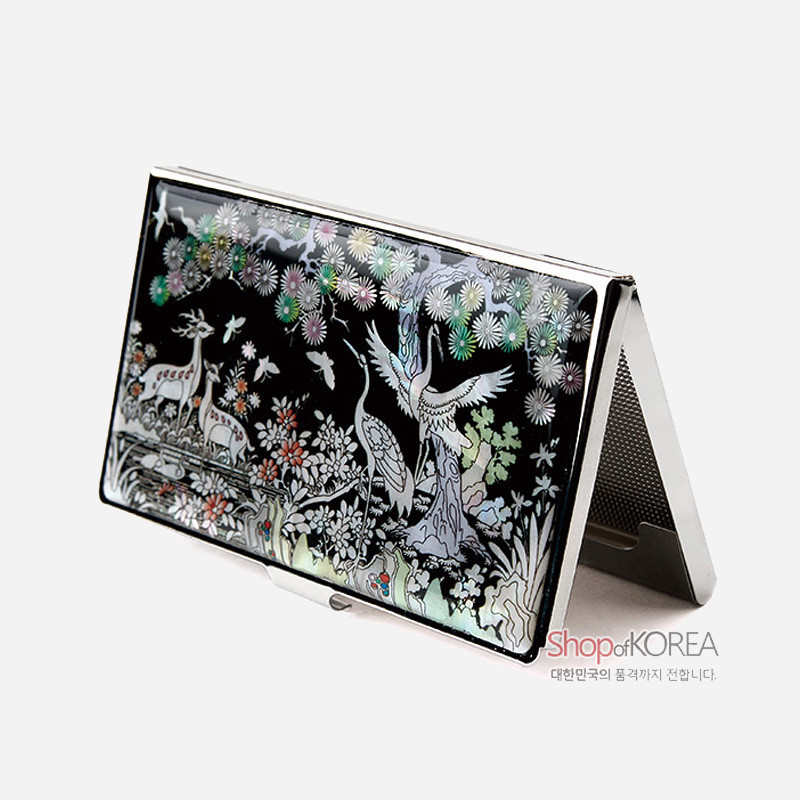 검은 옻칠 바탕에 자개 상감 기법으로 학과 사슴, 소나무와 국화 장생도 문양을 섬세하게 표현한 금속 명함집.