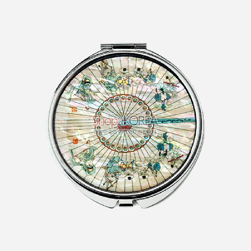 자개 상감 처리된 원형 금속 손거울, 부채 형태 바탕에 인물과 연회 장면을 세밀하게 묘사한 다채로운 색감의 전통 문양 장식.