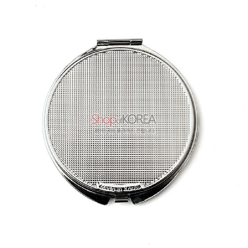 은색 금속 재질의 원형 손거울, 전면 미세 격자 패턴 양각 장식이 특징인 디자인. 은색 금속 재질의 원형 손거울, 전면 미세 격자 패턴 양각 장식이 특징인 디자인.