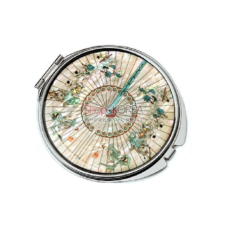 자개 상감 기법으로 부채 형상을 표현하고 인물 문양을 섬세하게 장식한 금속 테두리 손거울. 자개 상감 기법으로 부채 형상을 표현하고 인물 문양을 섬세하게 장식한 금속 테두리 손거울.