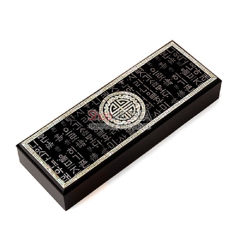 검은 옻칠 바탕에 자개 상감으로 훈민정음 글자와 수자문 원형 문양을 장식한 직사각형 필함.