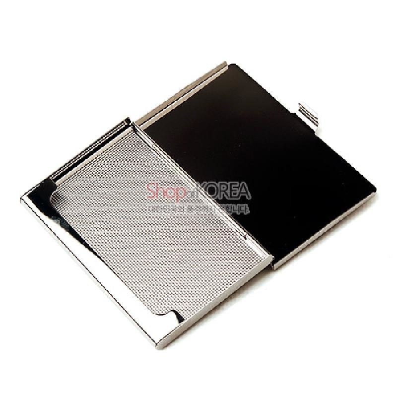 은색 금속 재질과 미세한 망사 패턴 표면, 검정색 매끈한 이면이 대비를 이루는 심플 디자인의 명함집.