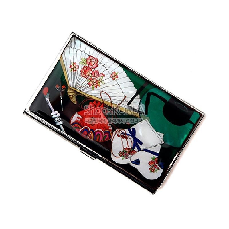 금속 케이스 위에 꽃 자수 버선과 부채, 복주머니가 다채롭게 인쇄된 명함집.