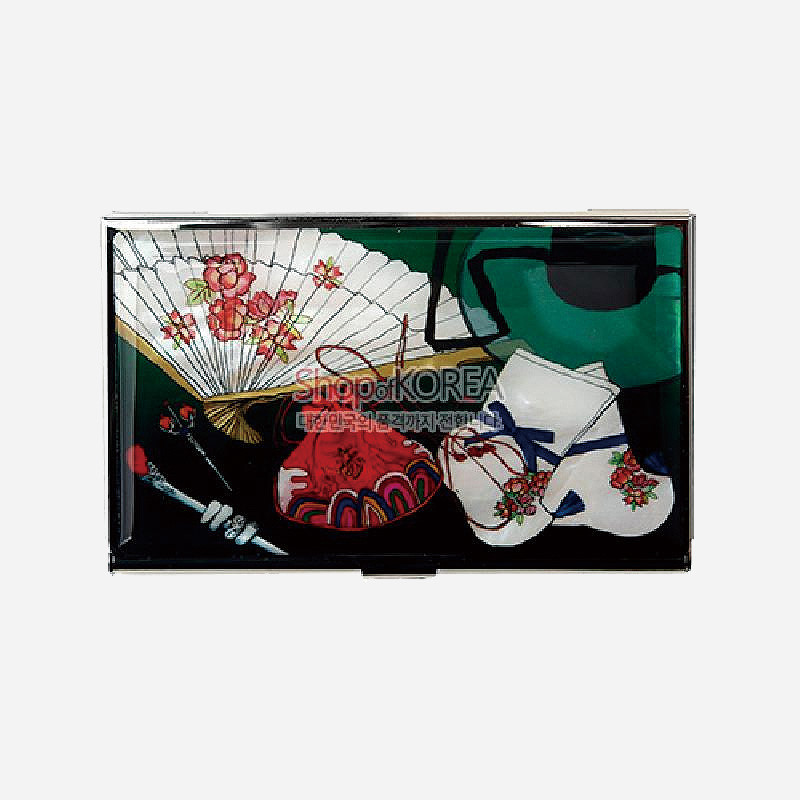 자개 느낌의 광택 바탕에 꽃무늬 부채와 전통 꽃버선, 복주머니가 다채로운 색으로 그려진 금속 명함집.