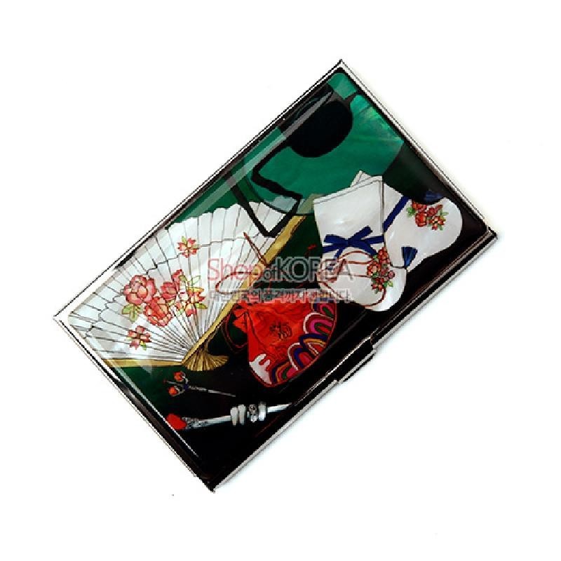 금속 재질 위에 자개 기법으로 꽃문양 부채와 꽃자수 버선, 전통 소품을 다채롭게 배치한 디자인의 명함집.