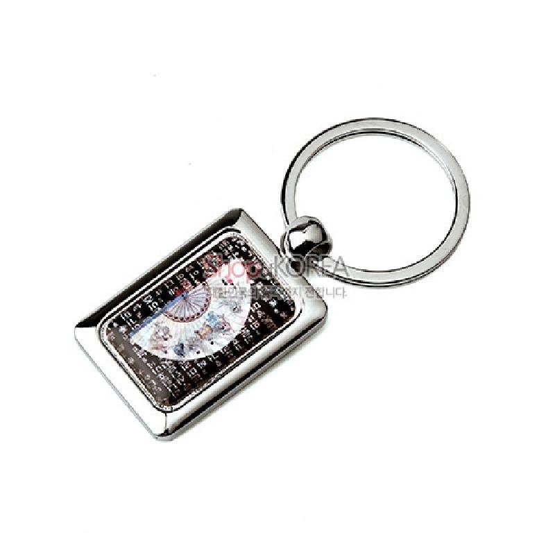 자개 상감으로 부채와 훈민정음 문양을 넣은 사각 금속 테두리 열쇠고리.