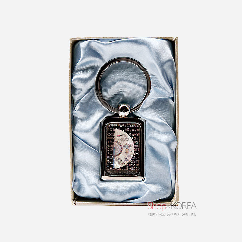 자개 상감 기법으로 반원 부채와 훈민정음 문양을 넣은 금속 사각 열쇠고리.