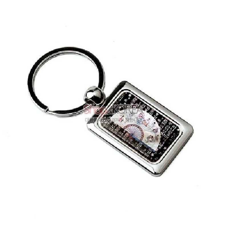 금속 테두리에 사각 자개 판을 넣고, 옻칠 바탕 위 훈민정음 글자와 부채 문양을 상감한 열쇠고리.