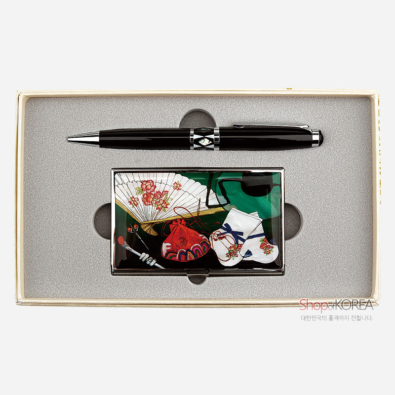 검은 옻칠 명함케이스에 꽃버선과 부채, 복주머니 전통문양을 채색한 디자인과 금속 장식의 흑색 볼펜 2종 세트.