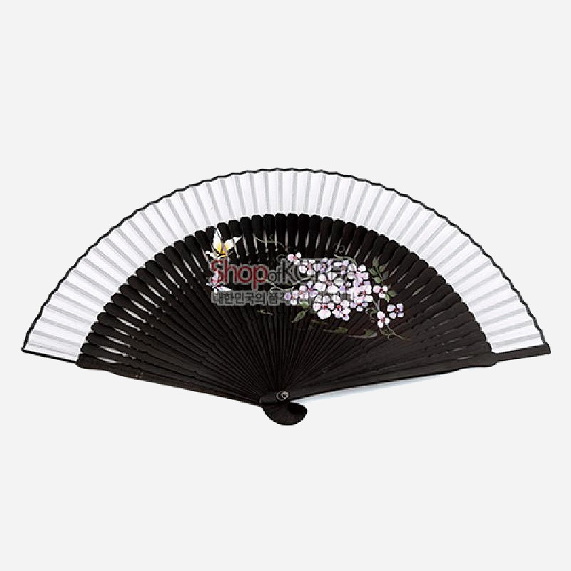 검은 비단과 흰 종이 조합에 매화꽃과 나비를 섬세한 채색 기법으로 표현한 수공 부채.