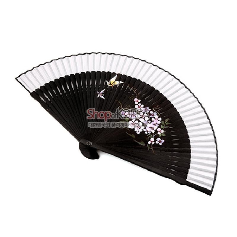 검은 비단과 흰 접선 대비가 돋보이는 실크 수공부채, 매화꽃과 나비 수채화풍 문양 장식. 검은 비단과 흰 접선 대비가 돋보이는 실크 수공부채, 매화꽃과 나비 수채화풍 문양 장식.