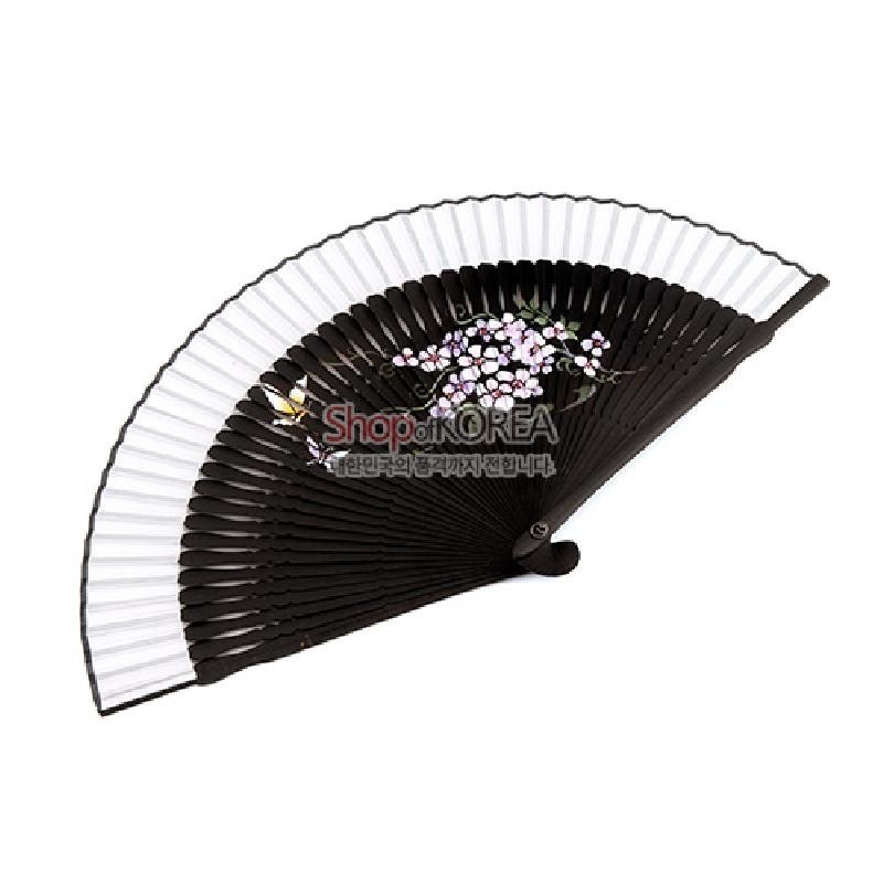 검은 비단살 위에 흰 바탕과 분홍 매화, 노랑 나비가 섬세하게 채색된 접이식 실크 수공 부채. 검은 비단살 위에 흰 바탕과 분홍 매화, 노랑 나비가 섬세하게 채색된 접이식 실크 수공 부채.