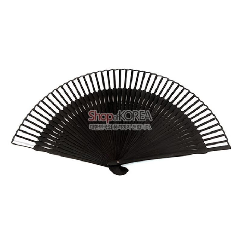 검은색 대나무 살대로 구성된 반원형 실크 수공 부채, 장식 없는 단색 미니멀 디자인. 검은색 대나무 살대로 구성된 반원형 실크 수공 부채, 장식 없는 단색 미니멀 디자인.