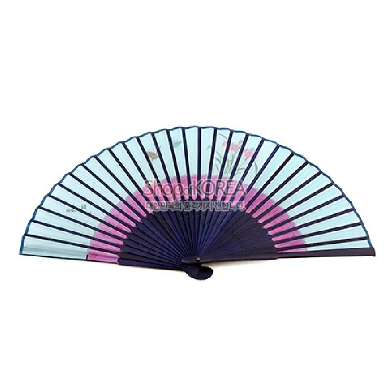 실크 재질에 붓꽃 문양을 수공으로 채색한 부채, 하늘색과 분홍색 배색과 남색 살대 장식이 조화로운 전통 공예품.