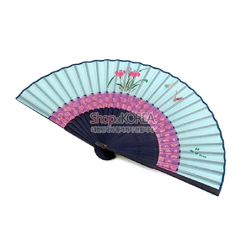 연분홍 붓꽃이 수묵화 기법으로 그려진 하늘색 실크 부채, 남색과 자주색 배색의 접이식 부채살 장식.
