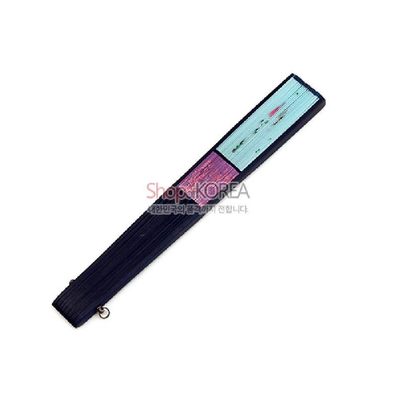 실크 재질로 제작된 접이식 부채, 청록색과 자주색 바탕에 수공 붓꽃 문양이 수놓인 디자인.