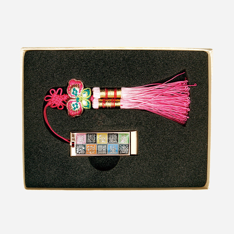 채색 자개 상감 문양으로 장식된 금속 USB와 분홍색 나비 형태 비단 매듭 술 장식 세트.